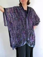 Load image into Gallery viewer, Willows Pattern Kimono Jacket in Black with Berry Accents