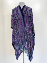 Load image into Gallery viewer, Willows Pattern Kimono Jacket in Black with Berry Accents