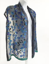 Load image into Gallery viewer, Velvet Scarf with Roses Pattern in Black and Purple.