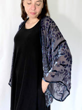 Load image into Gallery viewer, Willows Pattern Short Kimono Jacket in Black and gray