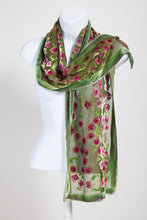 Load image into Gallery viewer, Green and Fuchsia Roses
