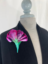 Load image into Gallery viewer, Fuchsia Profile Flower Pin
