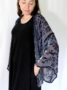 Willows Pattern Short Kimono Jacket in Black and gray