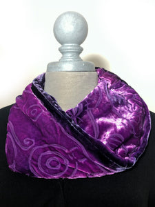 Dragonflies Cowl in Berry-Sherit Levin